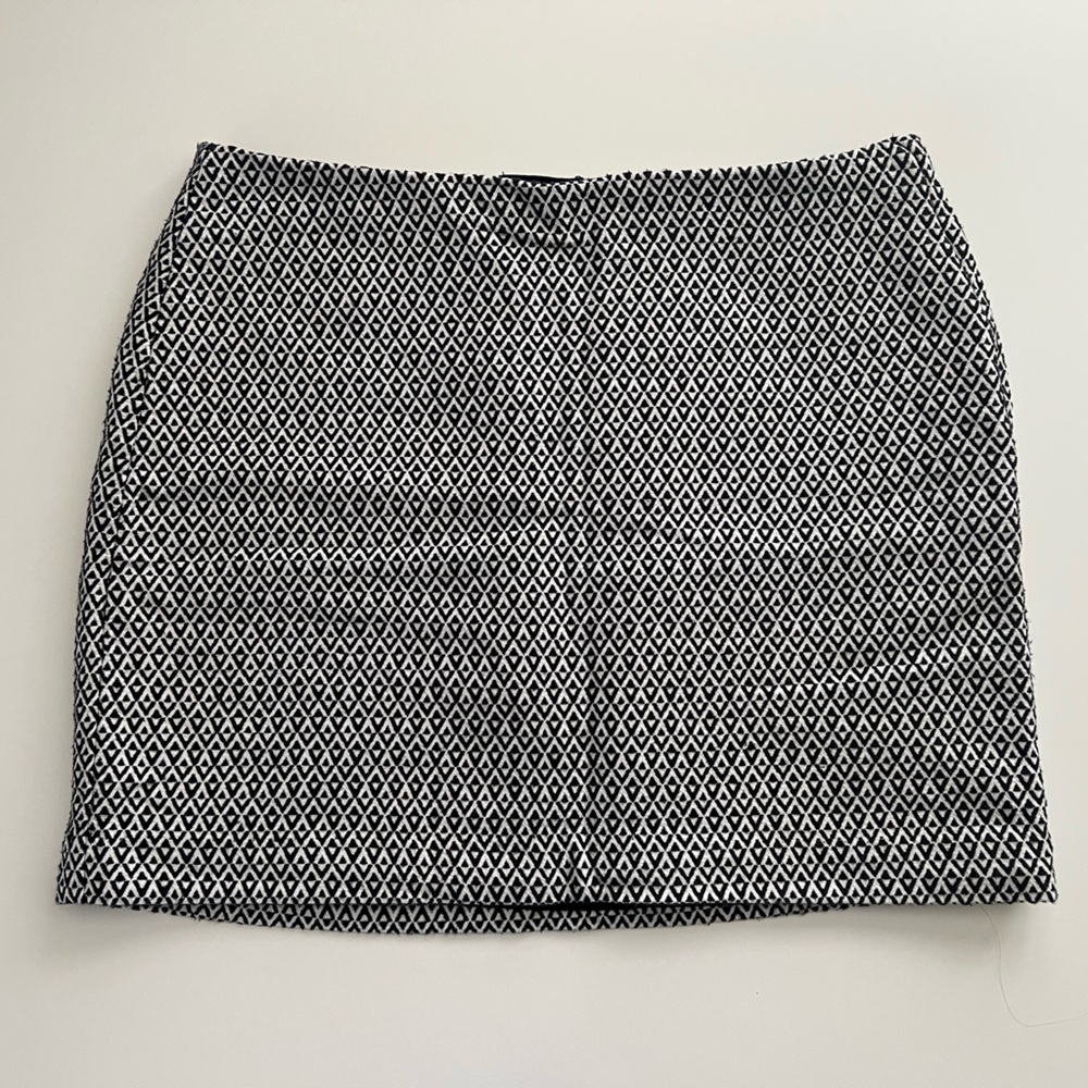 GAP women’s Black and White Patterned Skirt size 2
